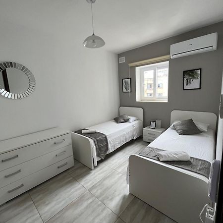 F4 Room 3, Private Room Two Single Beds Shared Bathroom Msida Exterior photo
