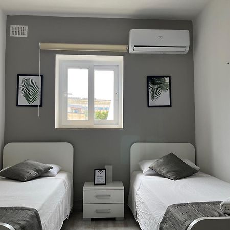 F4 Room 3, Private Room Two Single Beds Shared Bathroom Msida Exterior photo