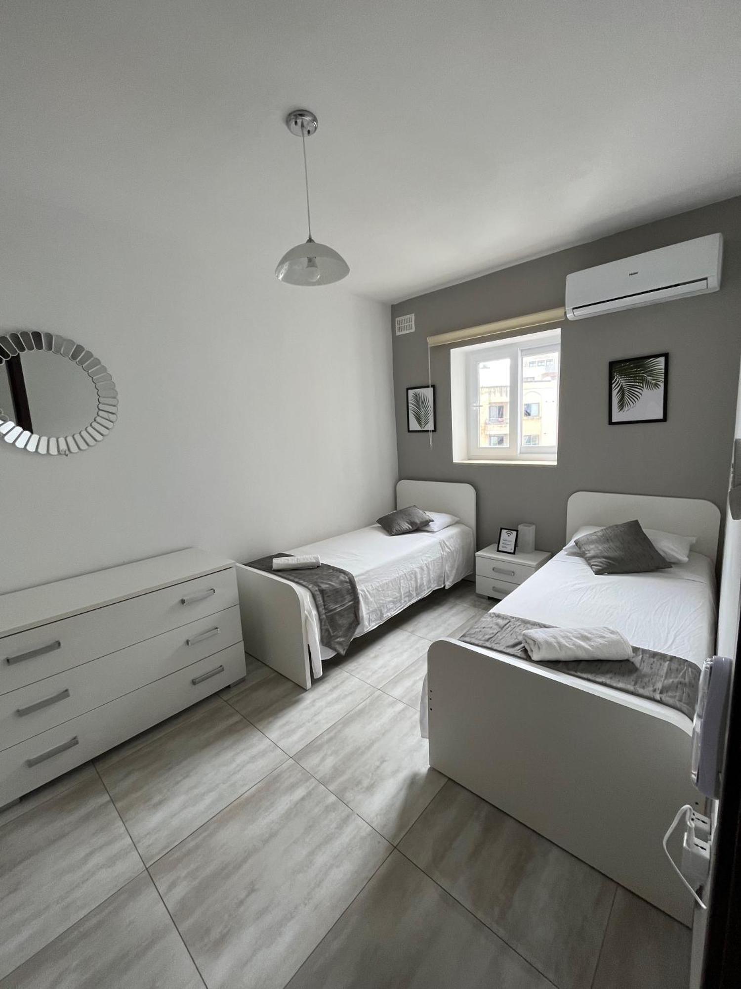 F4 Room 3, Private Room Two Single Beds Shared Bathroom Msida Exterior photo