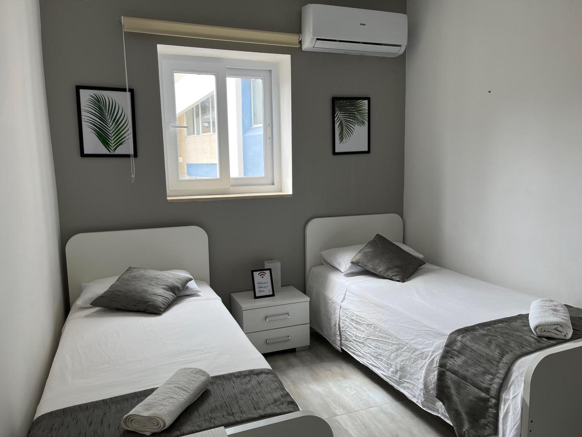 F4 Room 3, Private Room Two Single Beds Shared Bathroom Msida Exterior photo